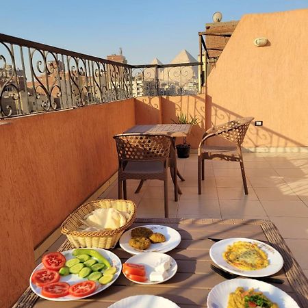 Pyramids Road Guest House Cozy Rooms And Rooftop Breakfast With The Pyramids View Nazlet el-Sisi Exterior photo