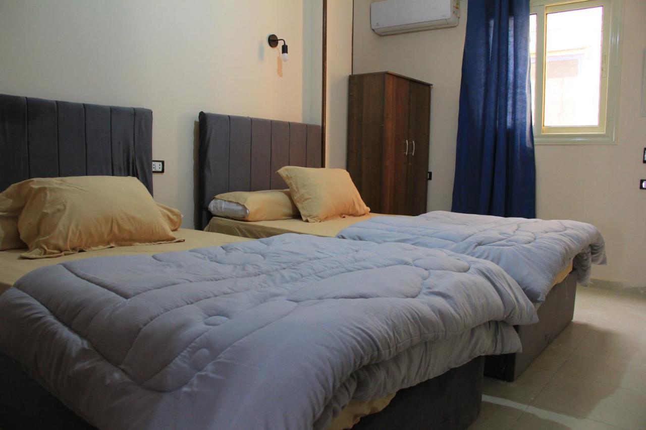 Pyramids Road Guest House Cozy Rooms And Rooftop Breakfast With The Pyramids View Nazlet el-Sisi Exterior photo