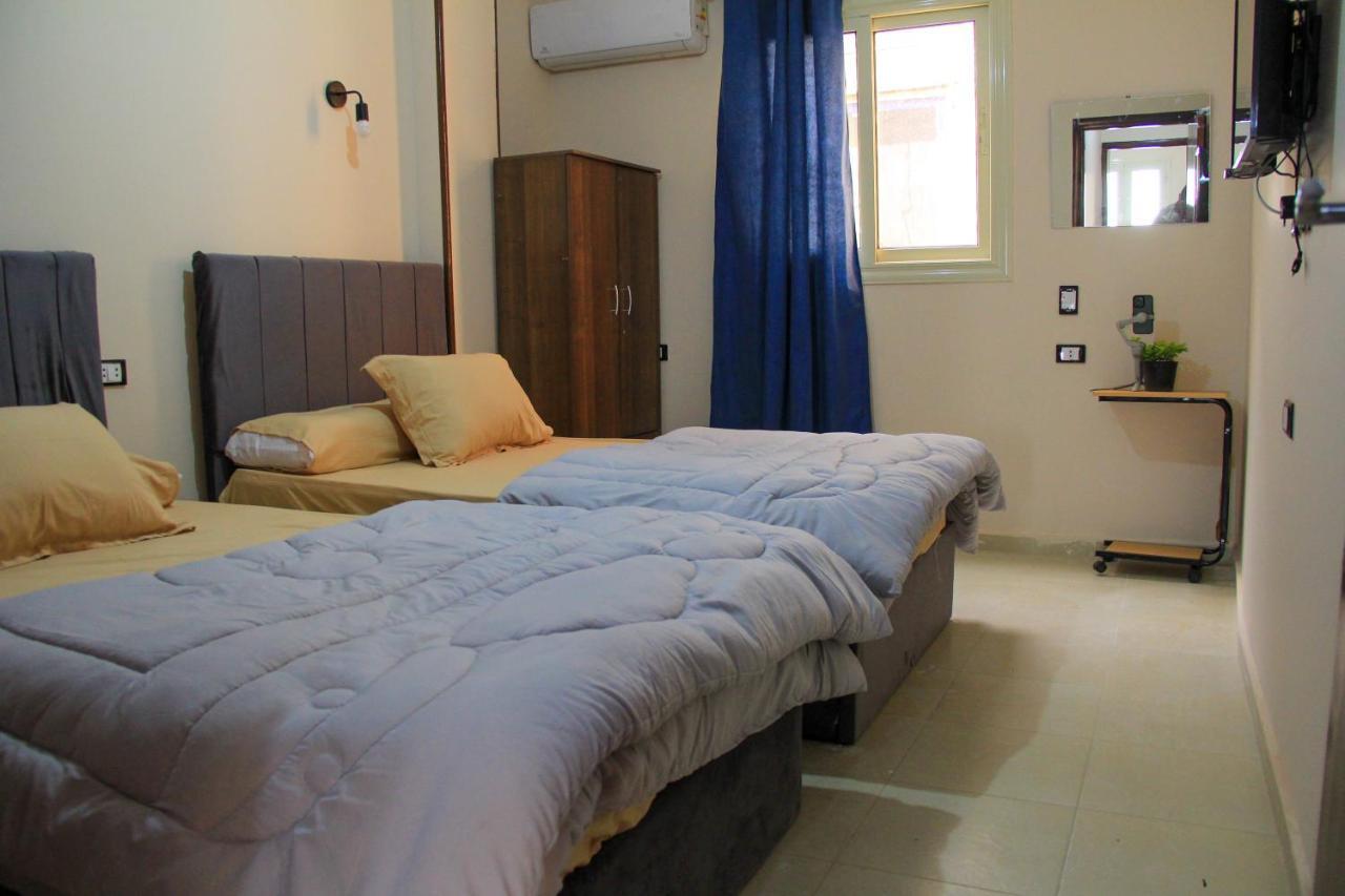 Pyramids Road Guest House Cozy Rooms And Rooftop Breakfast With The Pyramids View Nazlet el-Sisi Exterior photo