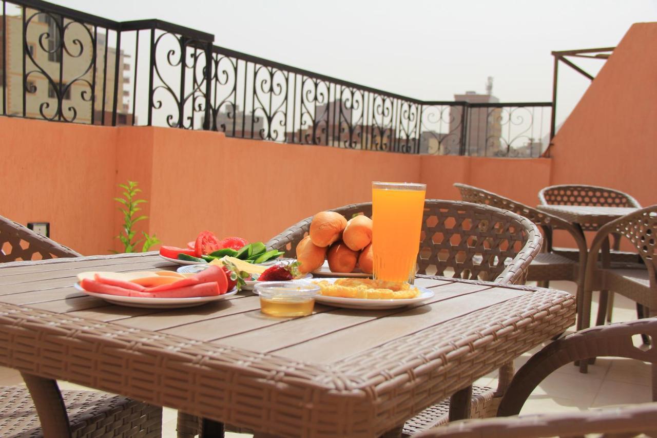 Pyramids Road Guest House Cozy Rooms And Rooftop Breakfast With The Pyramids View Nazlet el-Sisi Exterior photo
