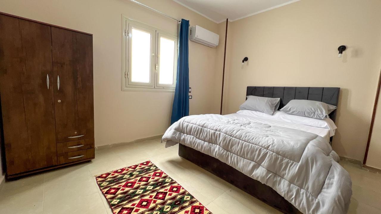 Pyramids Road Guest House Cozy Rooms And Rooftop Breakfast With The Pyramids View Nazlet el-Sisi Exterior photo