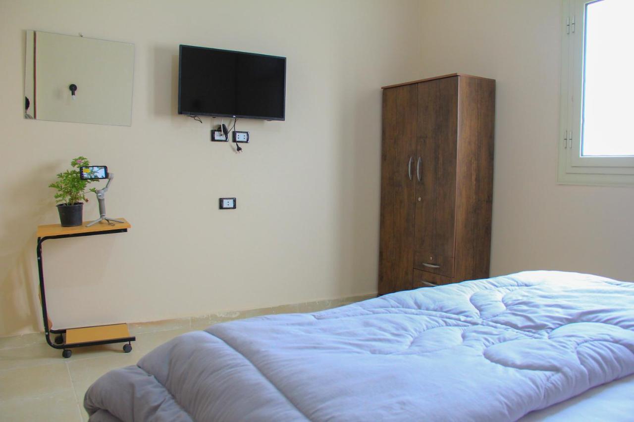 Pyramids Road Guest House Cozy Rooms And Rooftop Breakfast With The Pyramids View Nazlet el-Sisi Exterior photo
