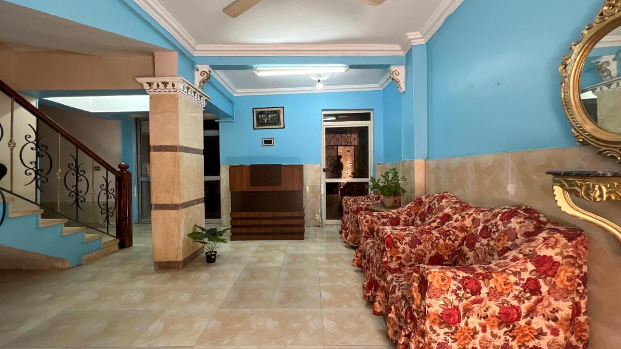 Pyramids Road Guest House Cozy Rooms And Rooftop Breakfast With The Pyramids View Nazlet el-Sisi Exterior photo