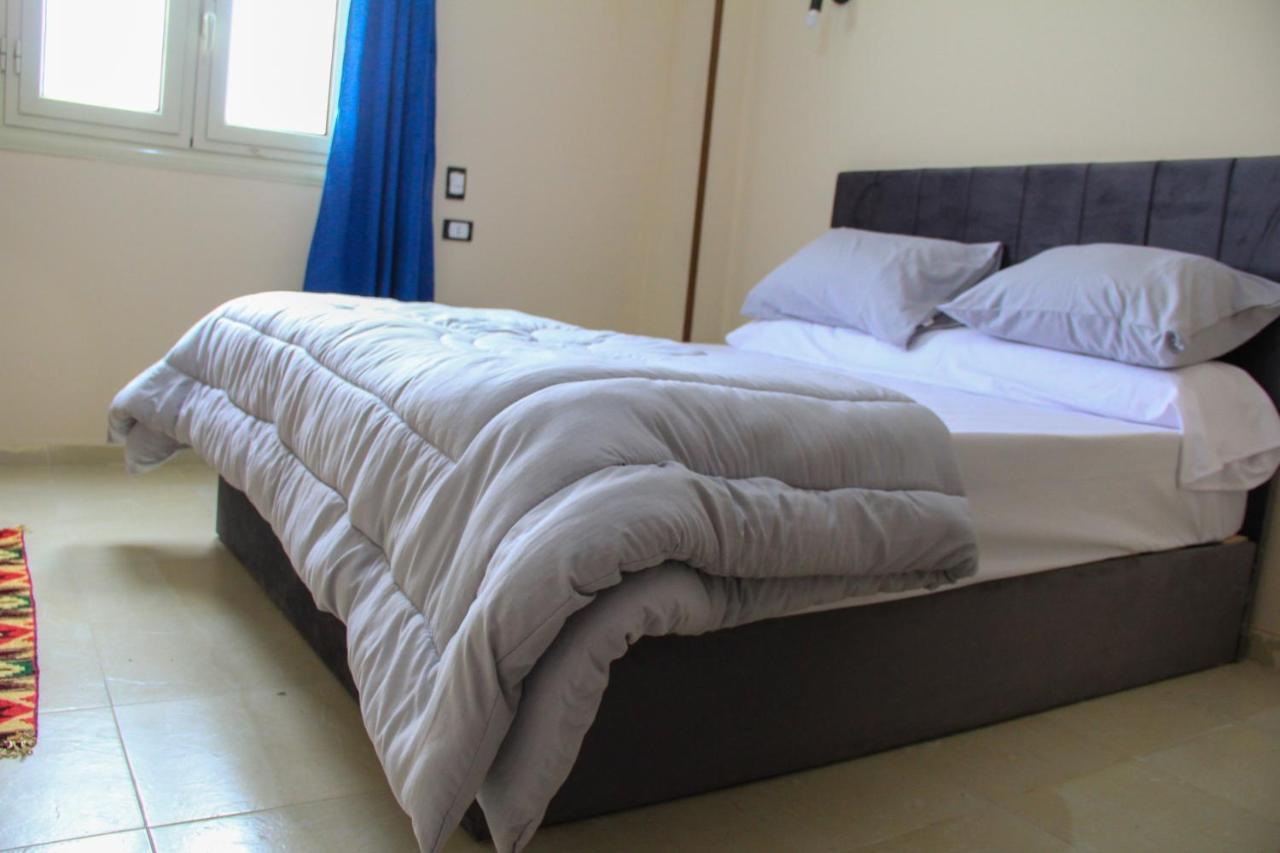 Pyramids Road Guest House Cozy Rooms And Rooftop Breakfast With The Pyramids View Nazlet el-Sisi Exterior photo