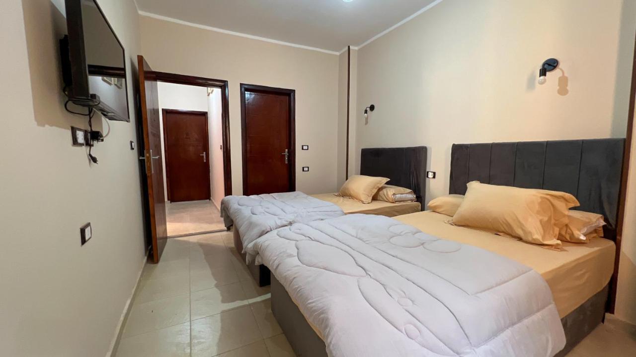 Pyramids Road Guest House Cozy Rooms And Rooftop Breakfast With The Pyramids View Nazlet el-Sisi Exterior photo