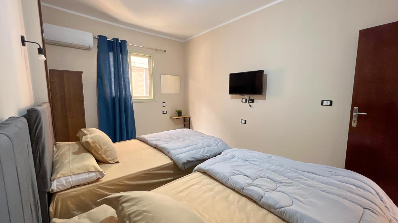 Pyramids Road Guest House Cozy Rooms And Rooftop Breakfast With The Pyramids View Nazlet el-Sisi Exterior photo