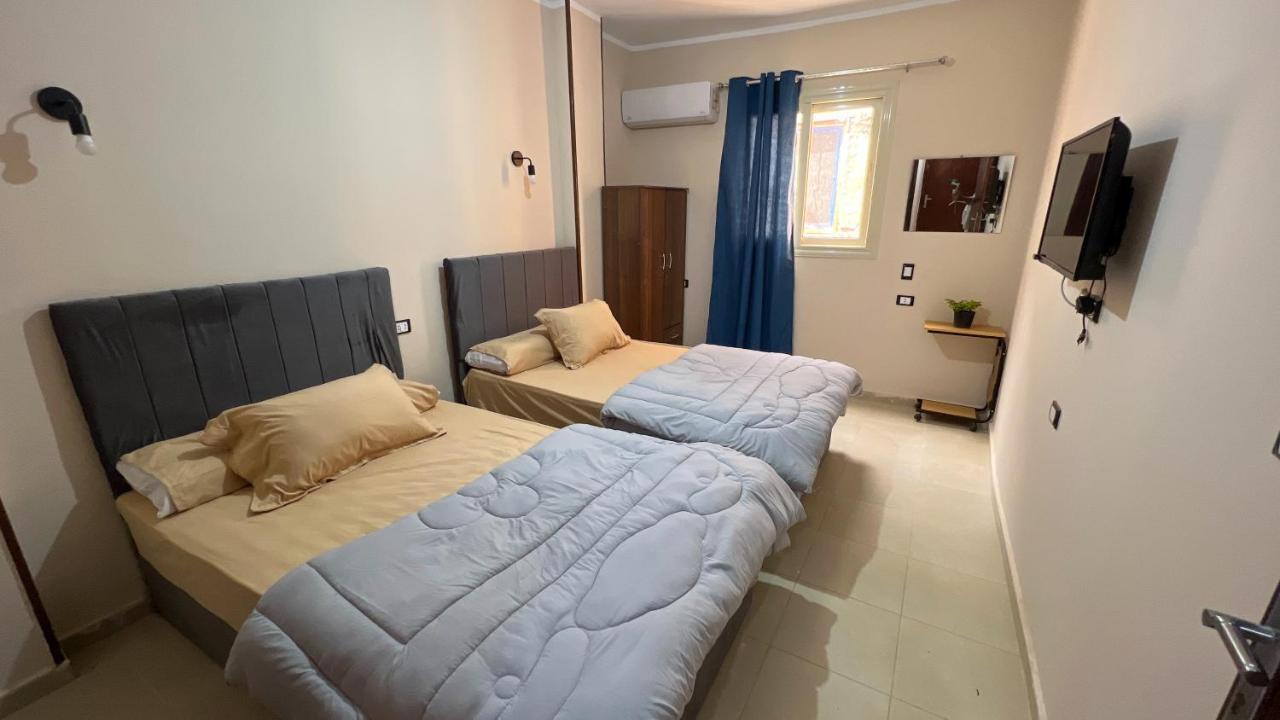 Pyramids Road Guest House Cozy Rooms And Rooftop Breakfast With The Pyramids View Nazlet el-Sisi Exterior photo