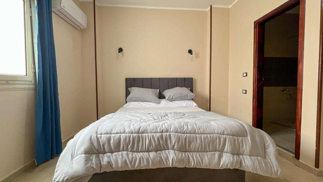 Pyramids Road Guest House Cozy Rooms And Rooftop Breakfast With The Pyramids View Nazlet el-Sisi Exterior photo