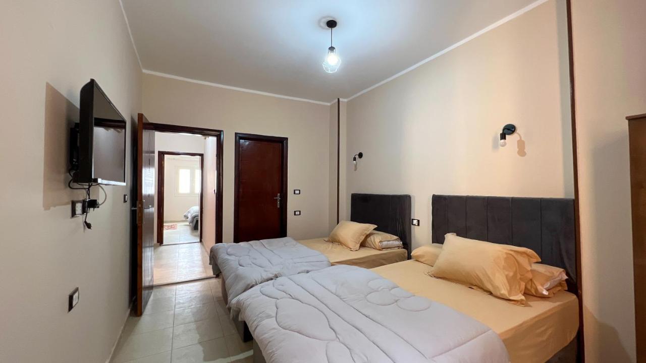Pyramids Road Guest House Cozy Rooms And Rooftop Breakfast With The Pyramids View Nazlet el-Sisi Exterior photo