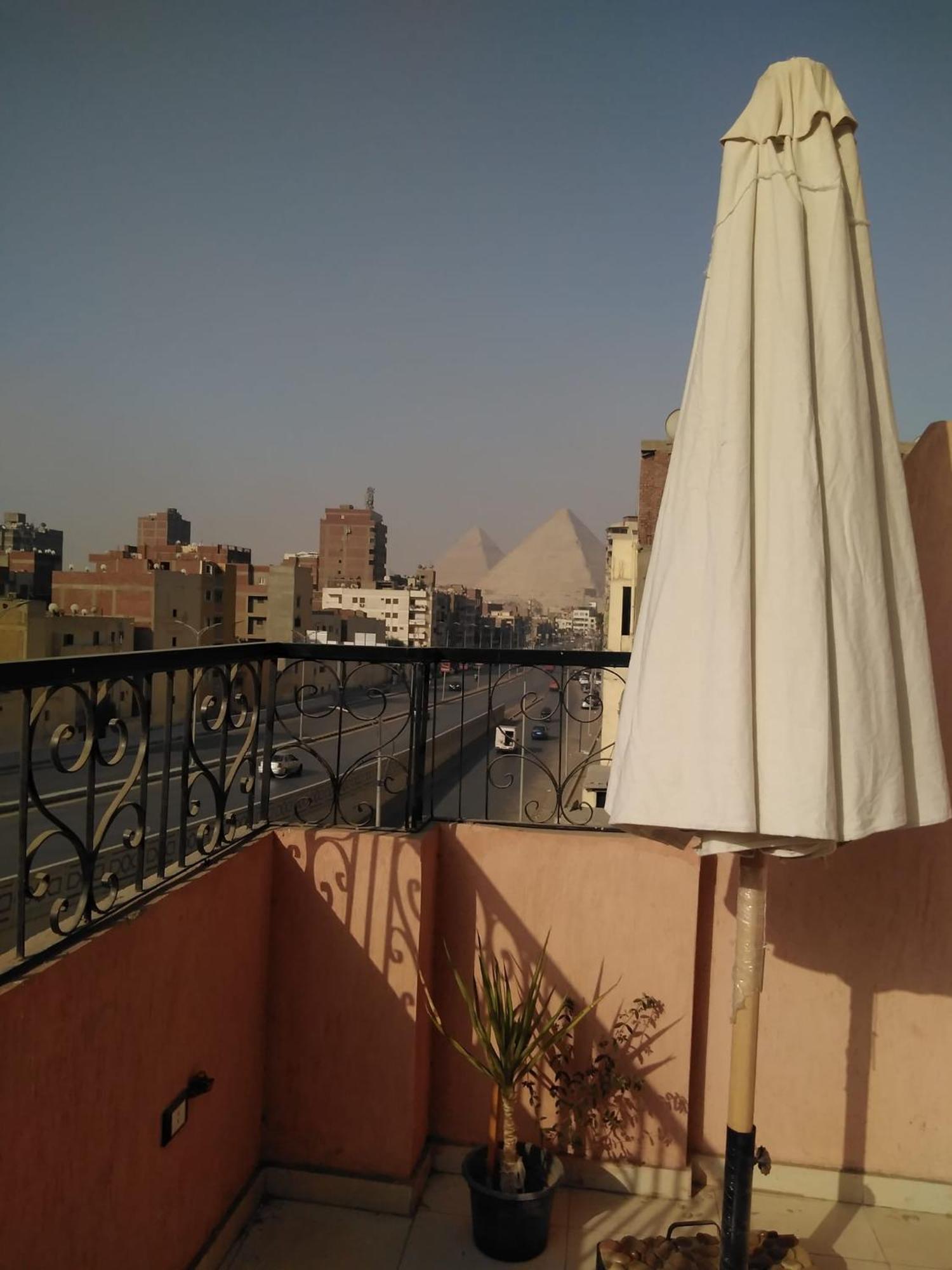 Pyramids Road Guest House Cozy Rooms And Rooftop Breakfast With The Pyramids View Nazlet el-Sisi Exterior photo