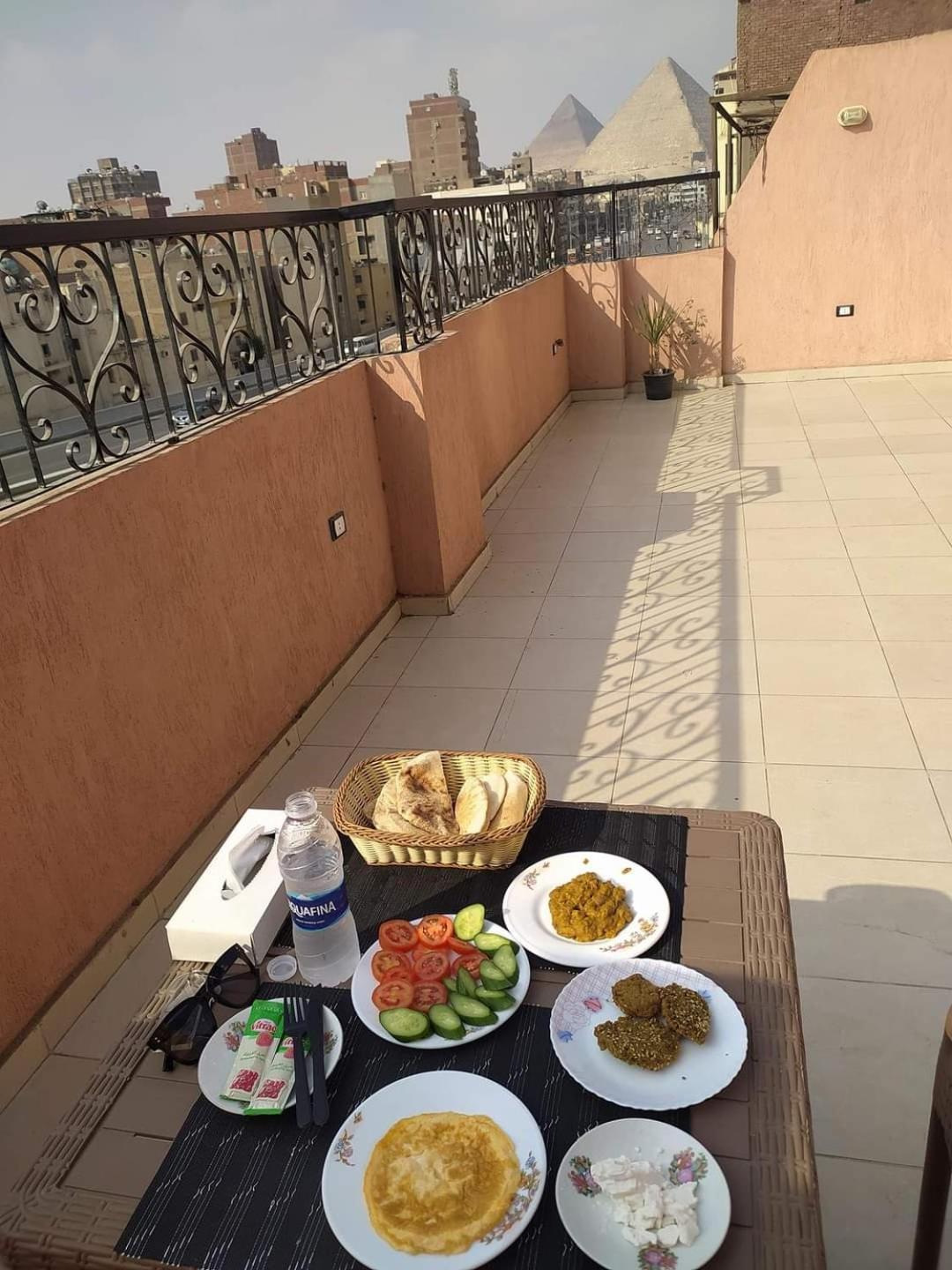 Pyramids Road Guest House Cozy Rooms And Rooftop Breakfast With The Pyramids View Nazlet el-Sisi Exterior photo