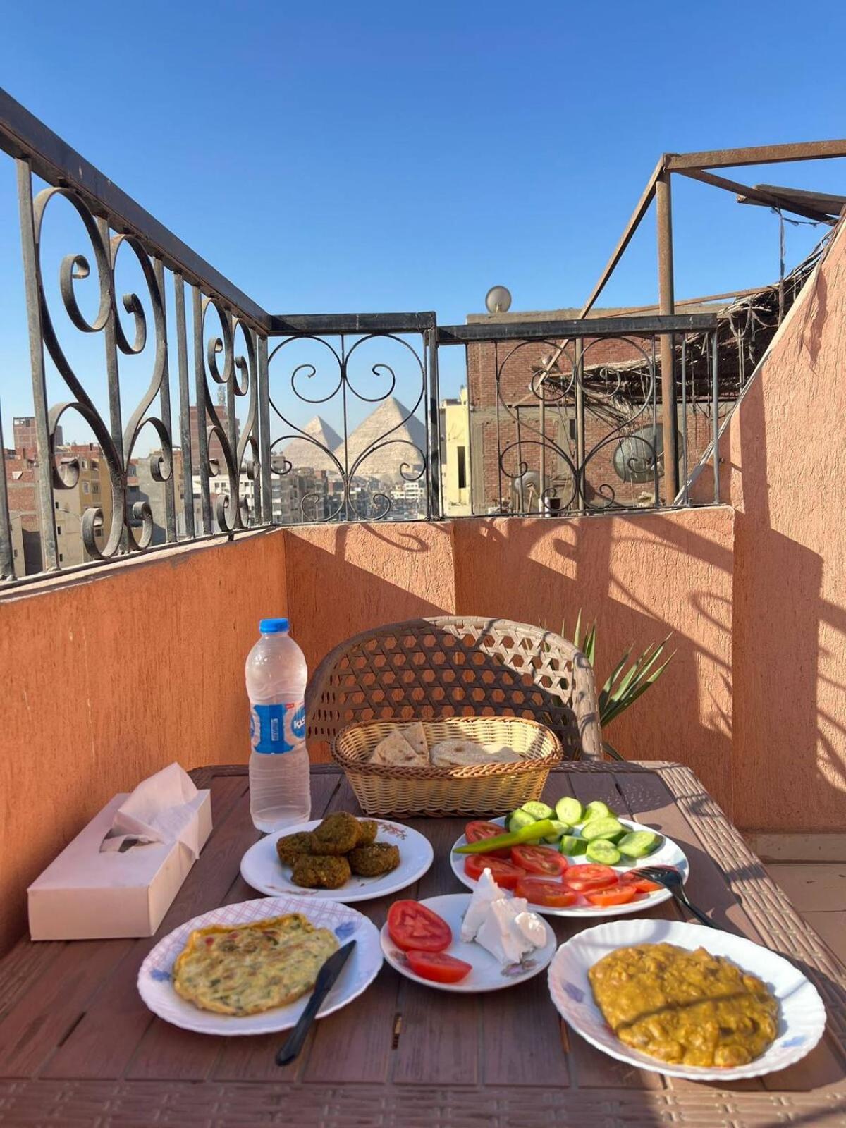 Pyramids Road Guest House Cozy Rooms And Rooftop Breakfast With The Pyramids View Nazlet el-Sisi Exterior photo