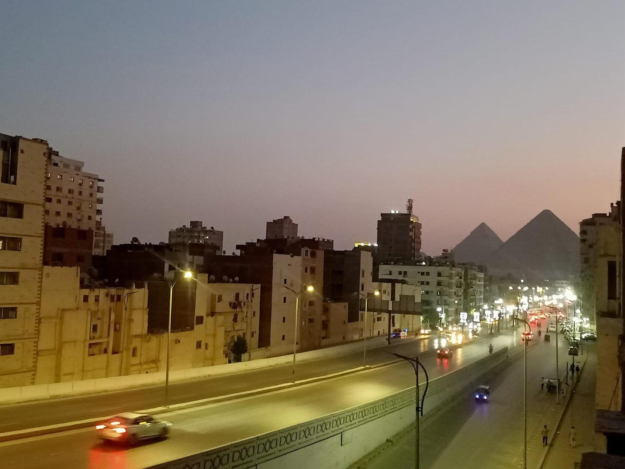 Pyramids Road Guest House Cozy Rooms And Rooftop Breakfast With The Pyramids View Nazlet el-Sisi Exterior photo