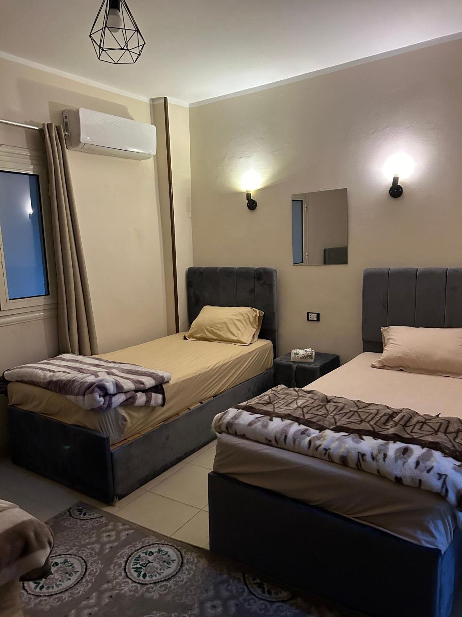 Pyramids Road Guest House Cozy Rooms And Rooftop Breakfast With The Pyramids View Nazlet el-Sisi Exterior photo