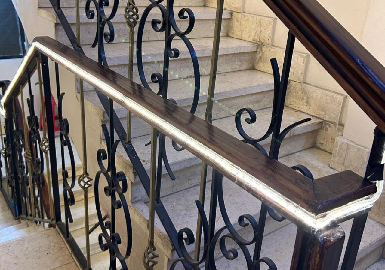 Pyramids Road Guest House Cozy Rooms And Rooftop Breakfast With The Pyramids View Nazlet el-Sisi Exterior photo