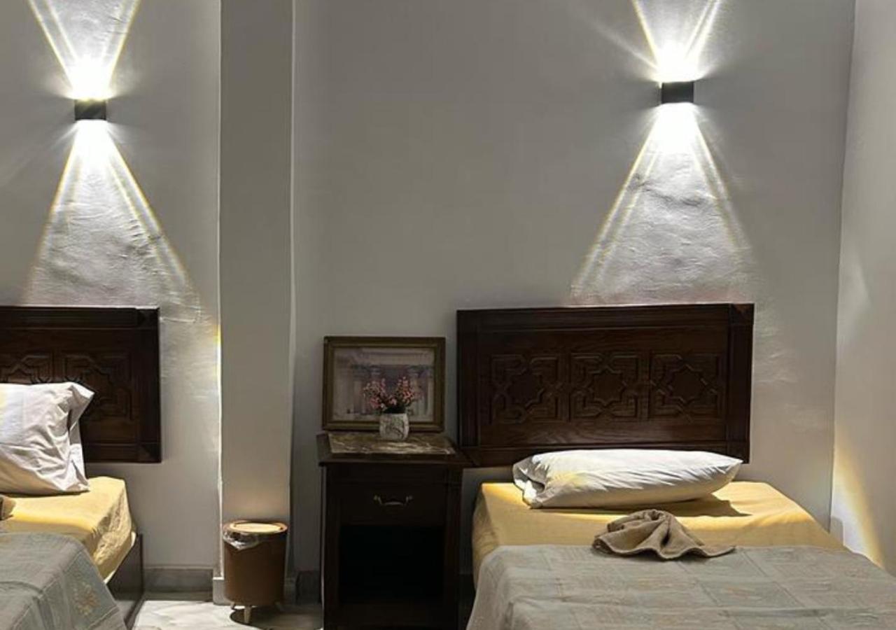 Pyramids Road Guest House Cozy Rooms And Rooftop Breakfast With The Pyramids View Nazlet el-Sisi Exterior photo