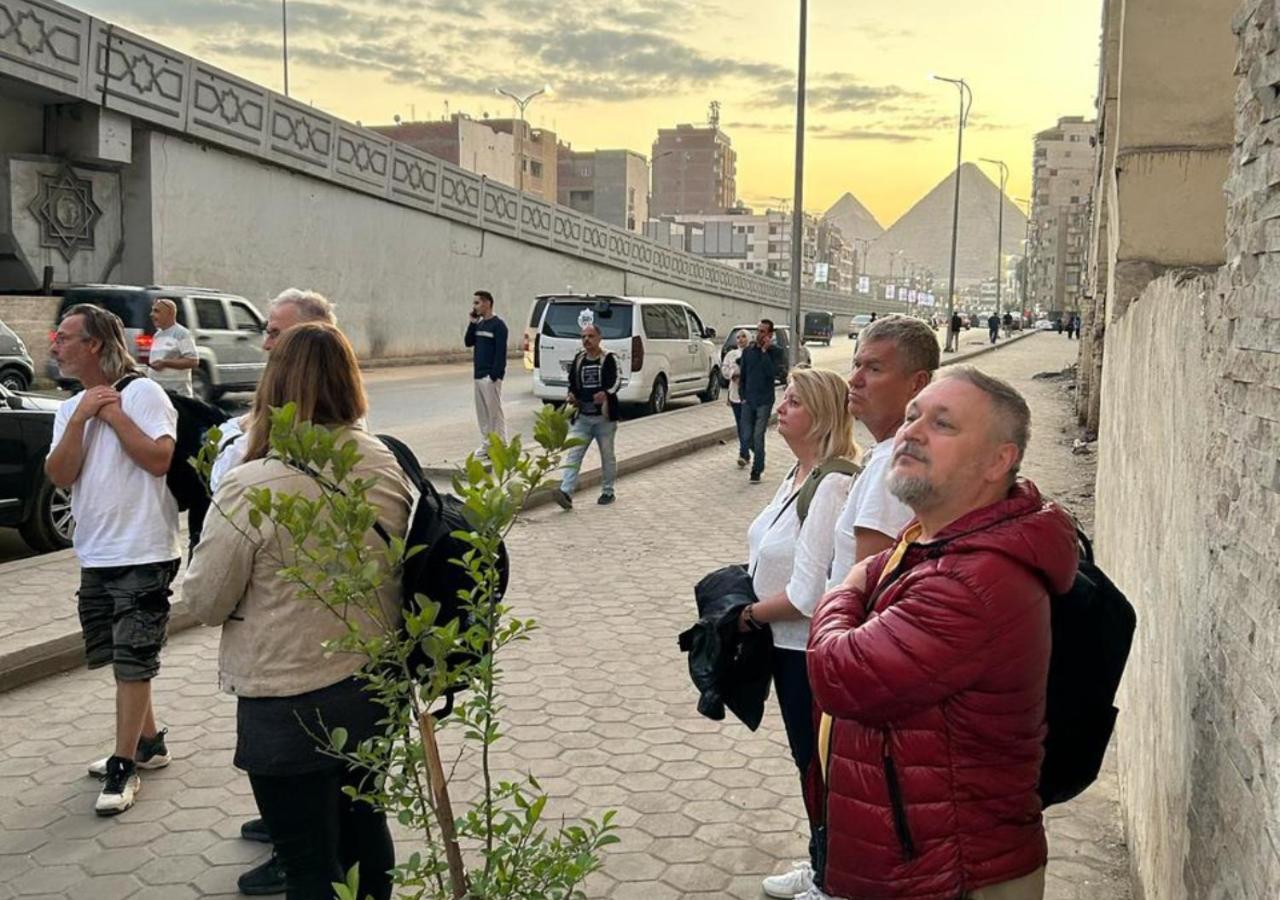 Pyramids Road Guest House Cozy Rooms And Rooftop Breakfast With The Pyramids View Nazlet el-Sisi Exterior photo