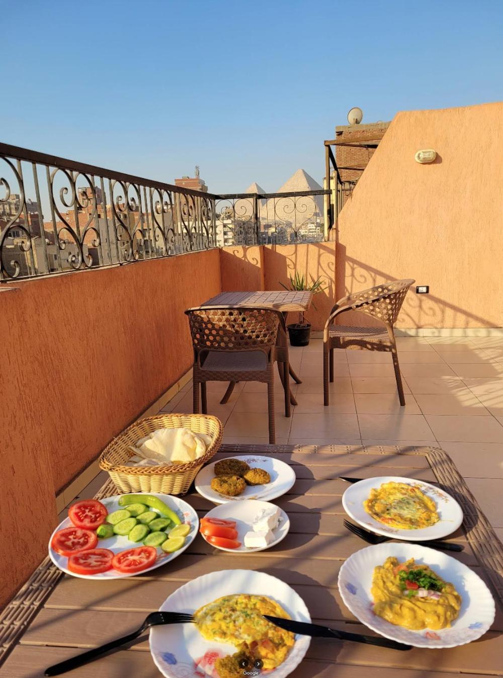 Pyramids Road Guest House Cozy Rooms And Rooftop Breakfast With The Pyramids View Nazlet el-Sisi Exterior photo